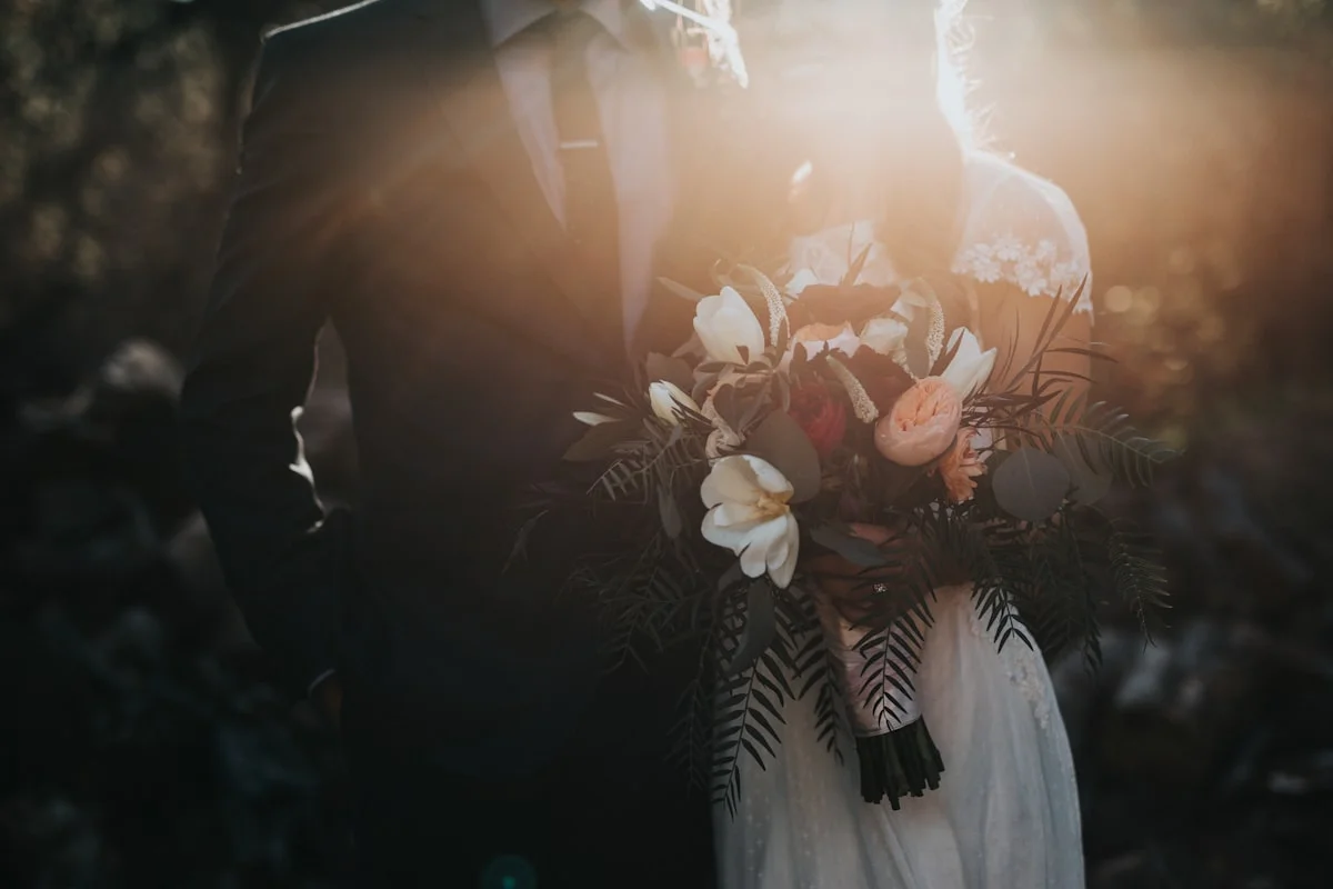 Pareja celebrando su boda en un banquete elegante