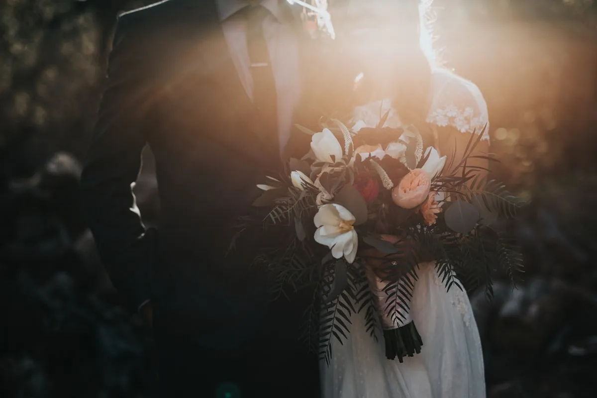 Pareja celebrando su boda en un banquete elegante