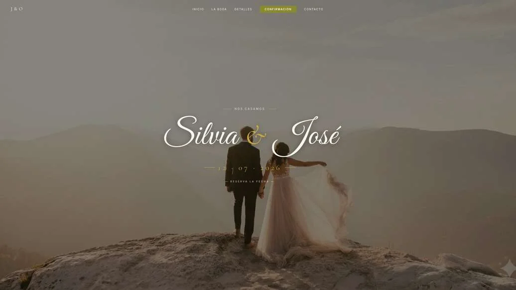Ejemplo de web de boda clásica con una foto circular de pareja, el nombre Silvia Serrano en caligrafía rosa y Esteban Rubio en serif negra, sobre fondo crema con ramitas de cuentas