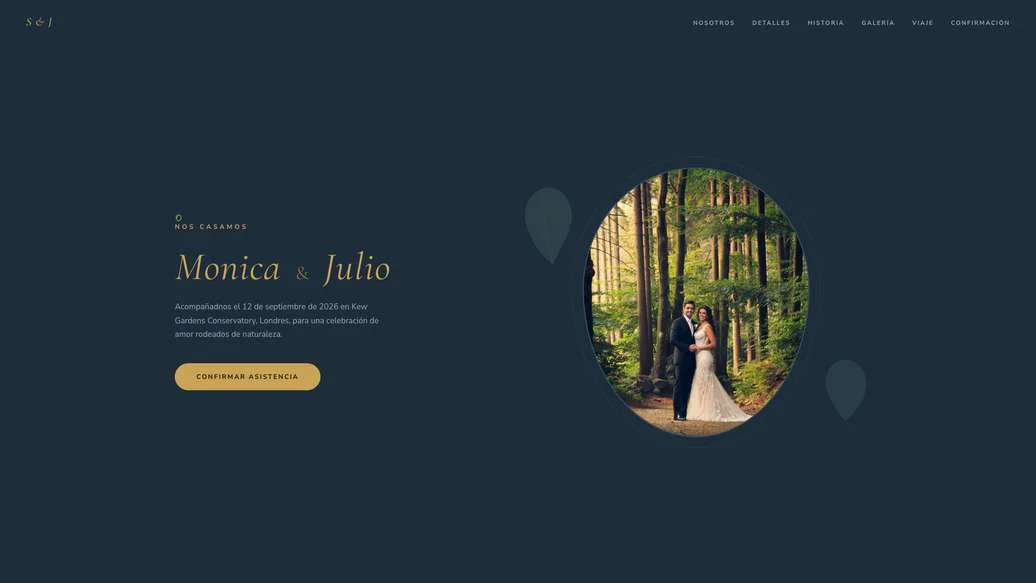 Ejemplo de web de boda con fondo azul marino oscuro y una foto circular de pareja en un bosque, Monica y Julio