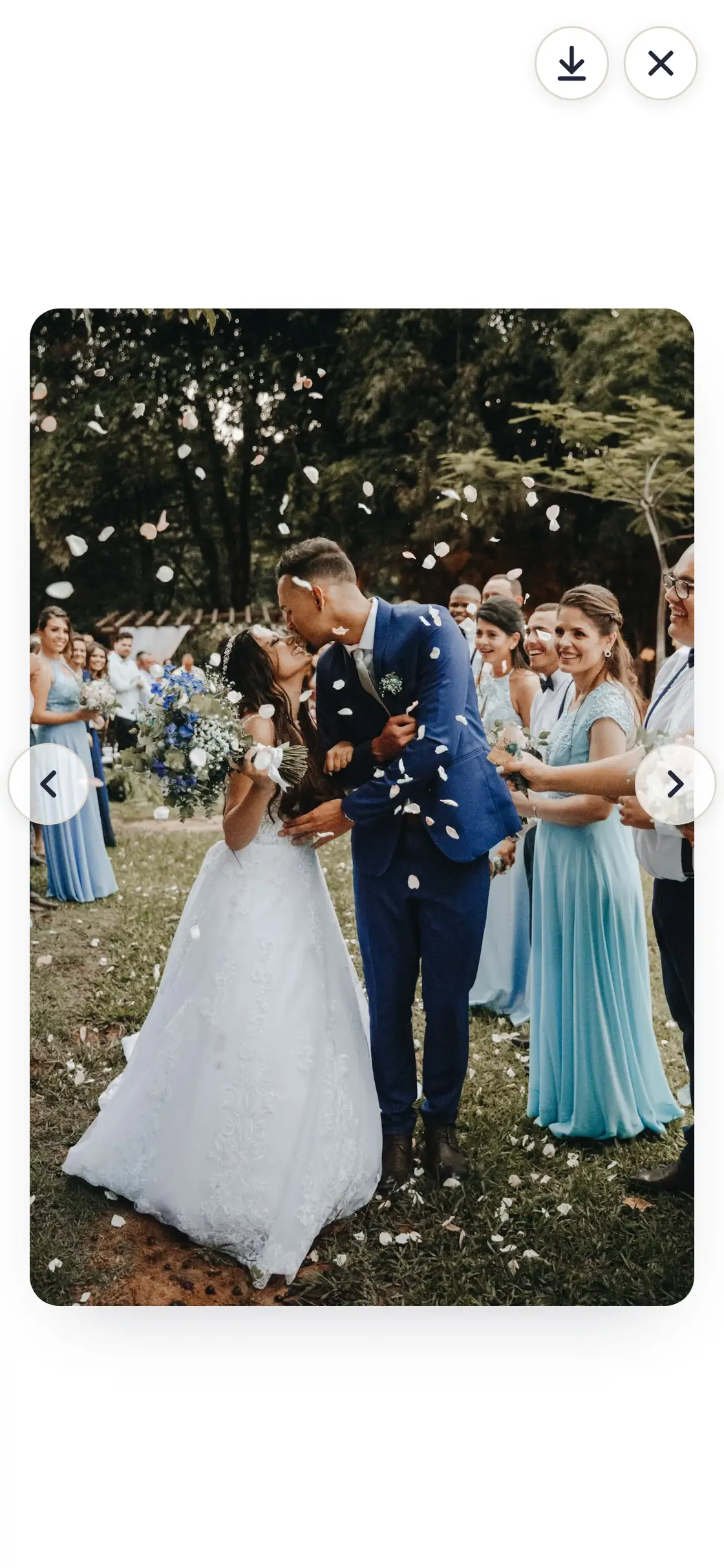 Una foto de la boda abierta a pantalla completa dentro del álbum